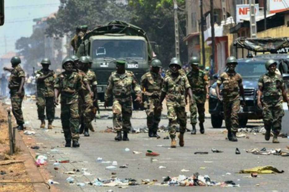 Gine'de askerler darbe bildirisi okudu